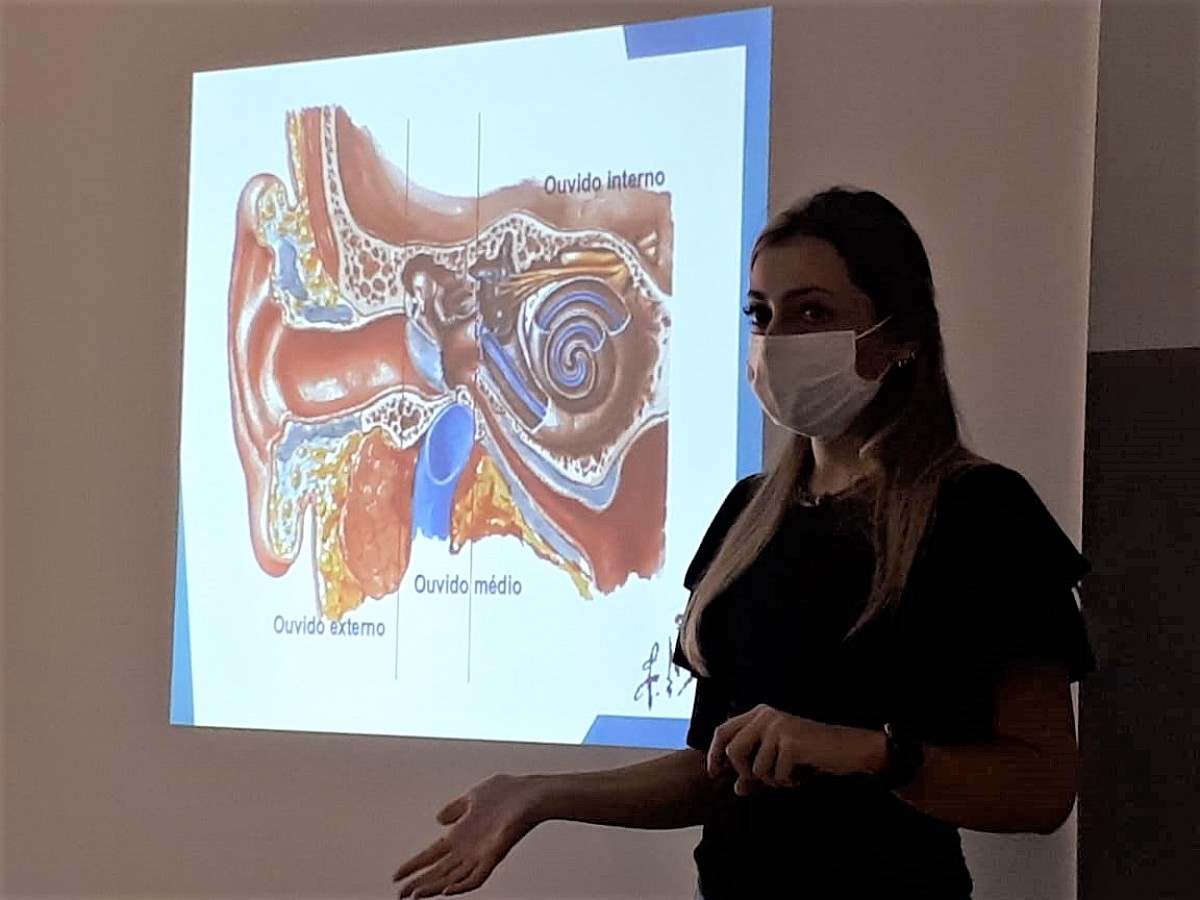 Equipe da Educação Especial participa de capacitação sobre fisiologia do ouvido