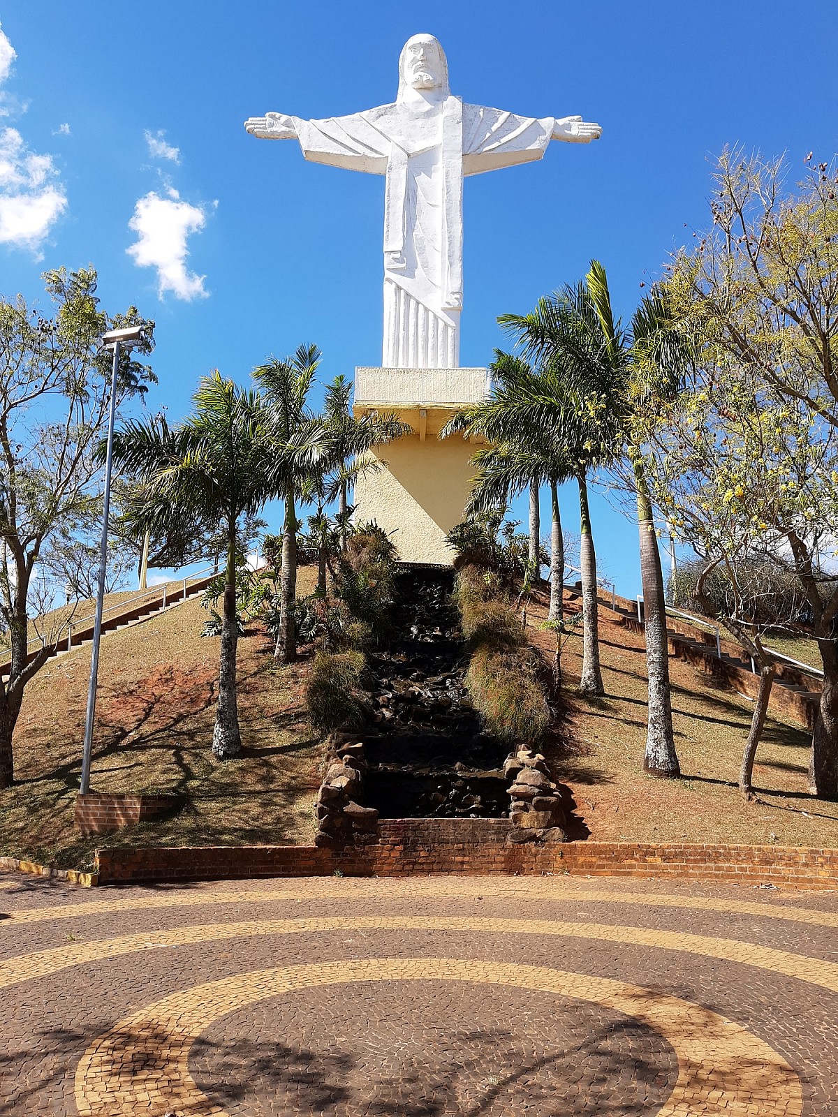 Evento no Cristo Redentor une solidariedade e música