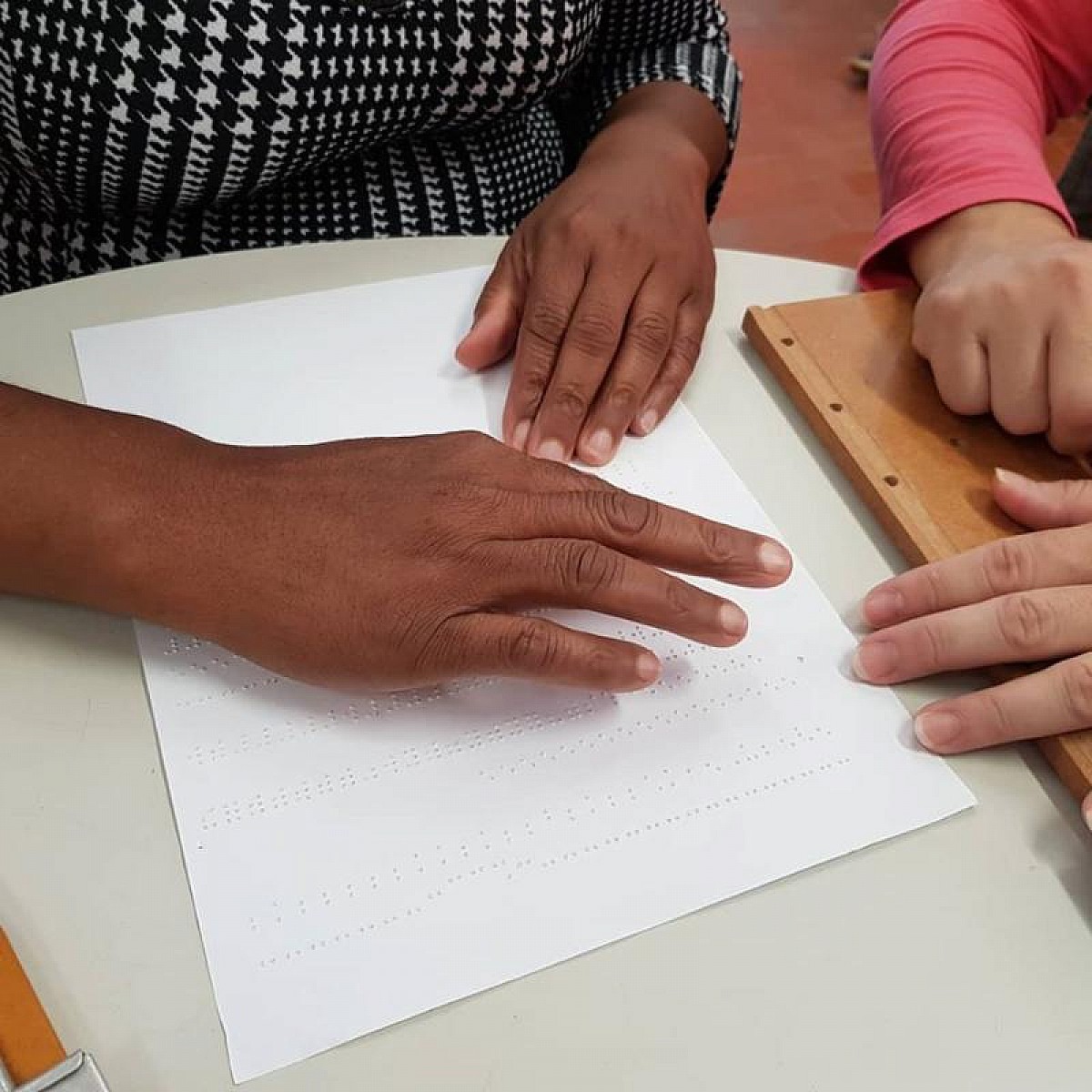 Oficina de Braile e projeto que promove integração social estão com inscrições abertas