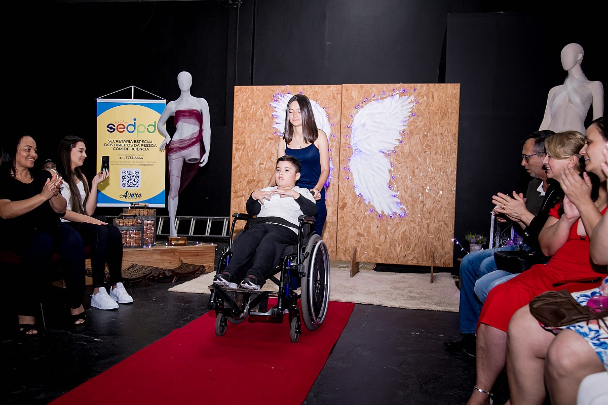 Desfile inclusivo dá protagonismo a pessoas com deficiência