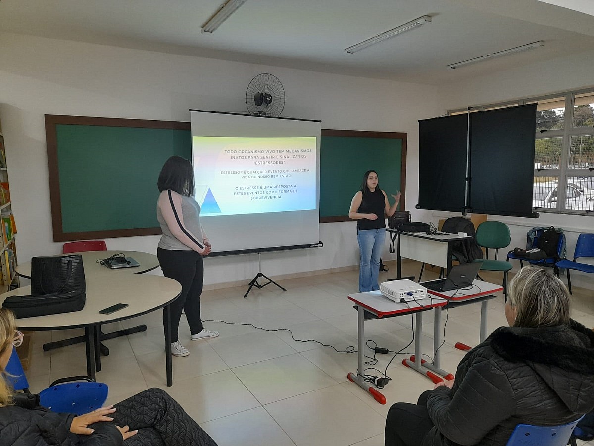 Professores aprendem técnicas para aliviar estresse