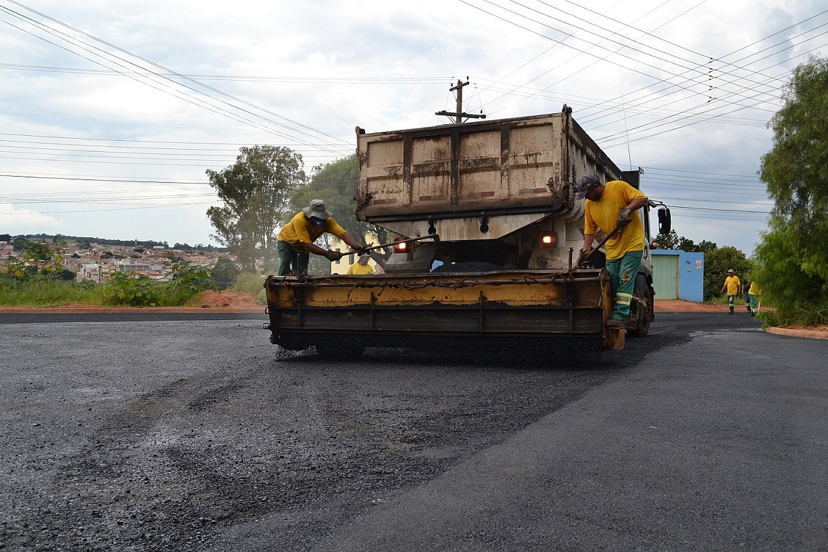 Prefeitura dá continuidade à pavimentação de ruas no Terras de São José