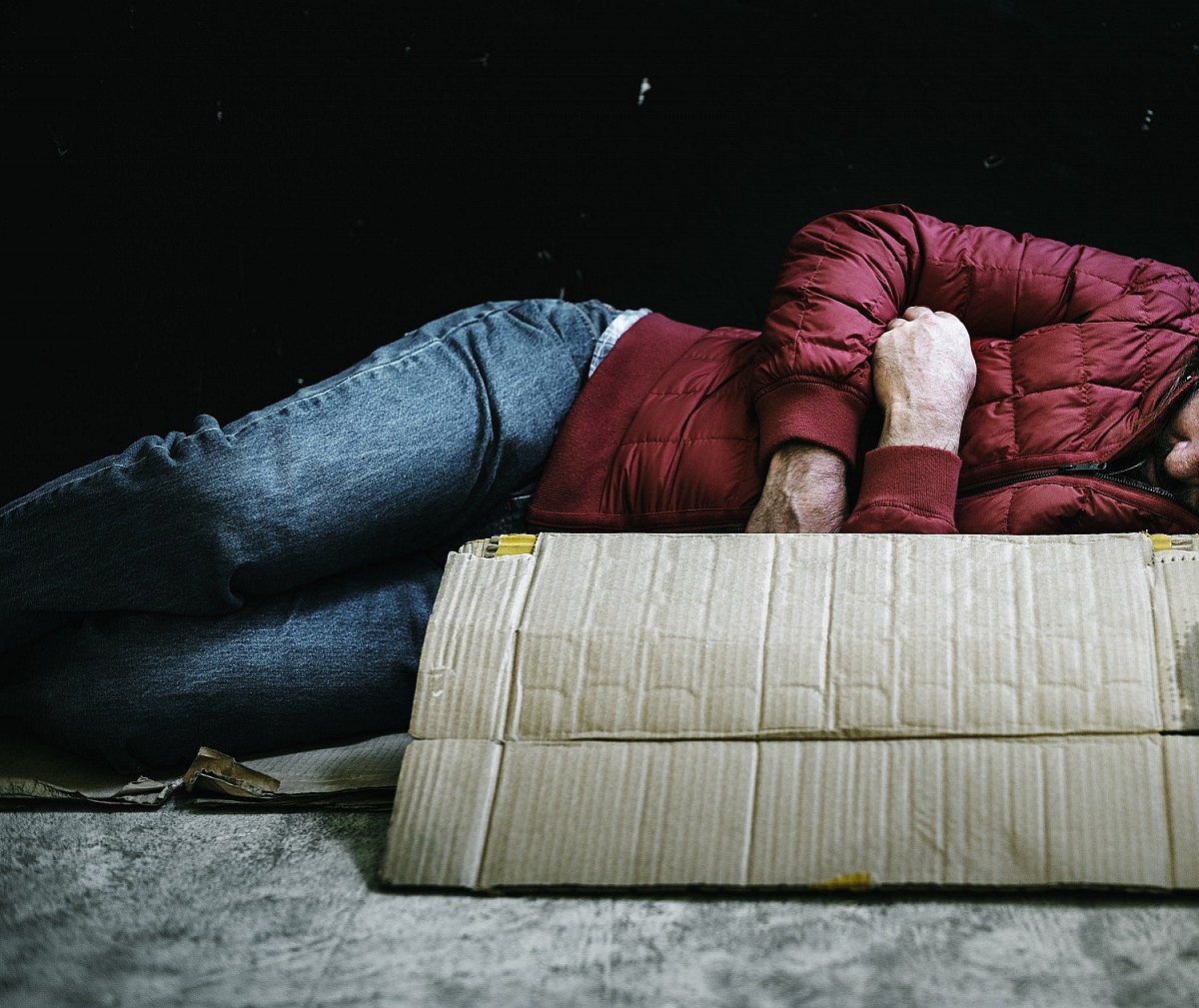 Saiba como ajudar pessoas em situação de rua durante frio intenso