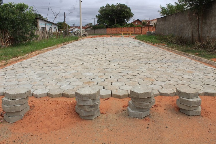 Prefeitura de Avaré pavimenta rua entre Plimec e Água Branca