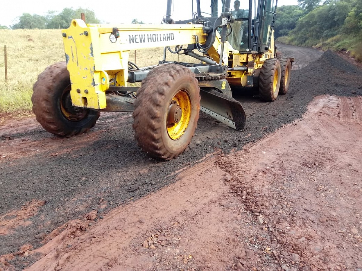 Prefeitura promove manutenção em estrada no Bairro Andrade e Silva