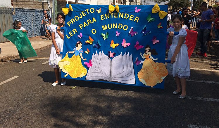 Desfile cívico: escolas municipais apresentaram projetos