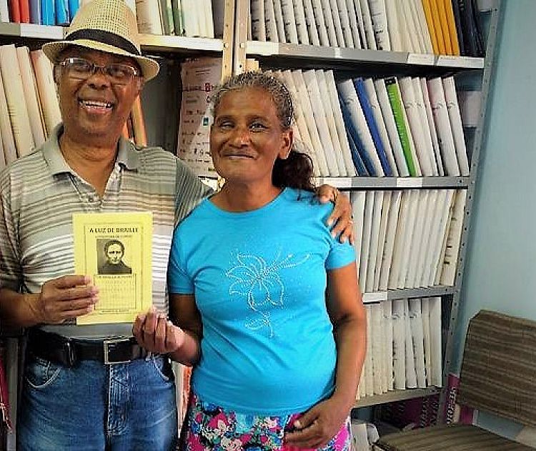 Escritor entregou exemplares para a Biblioteca Braile