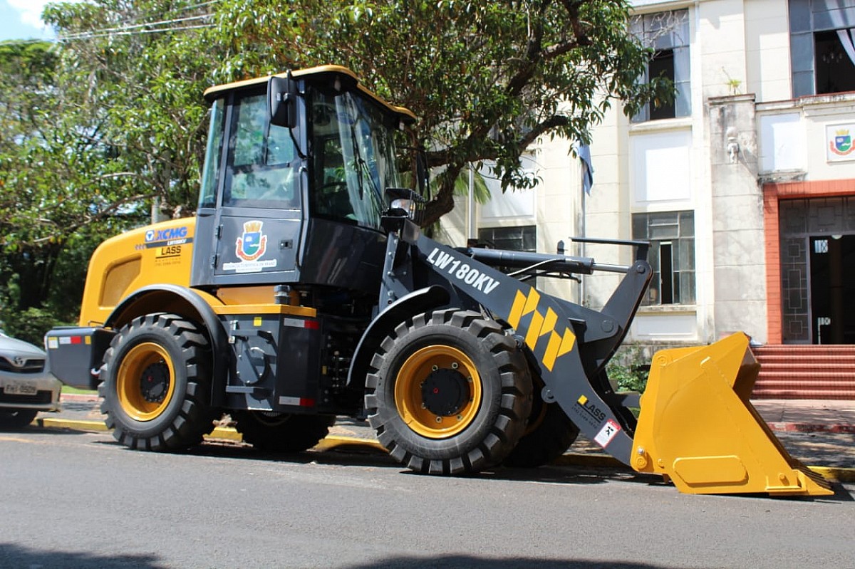 Prefeitura adquire pá carregadeira