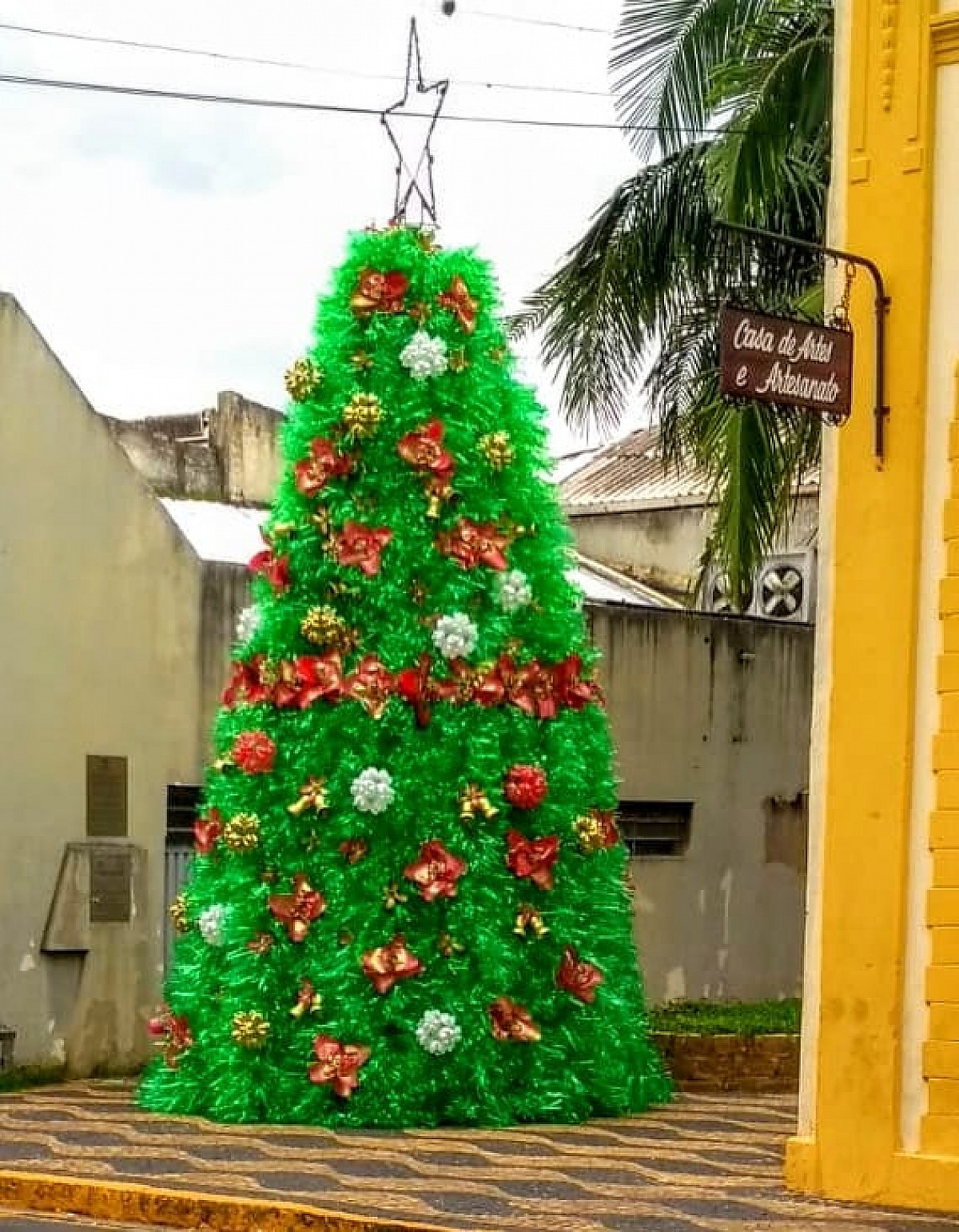 Árvore de Natal com garrafas pet decora o Centro Cultural