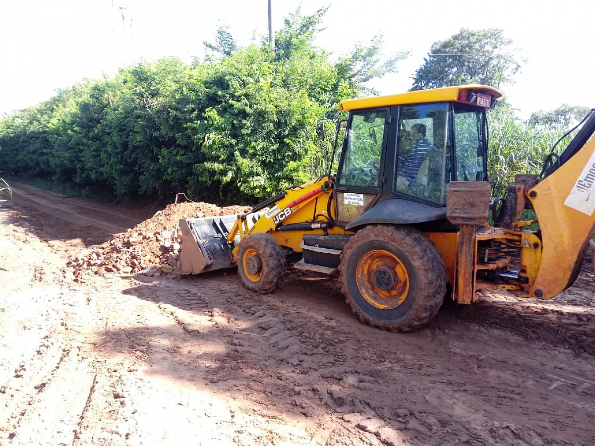 Prefeitura faz limpeza de ruas e recupera estragos provocados pelas chuvas