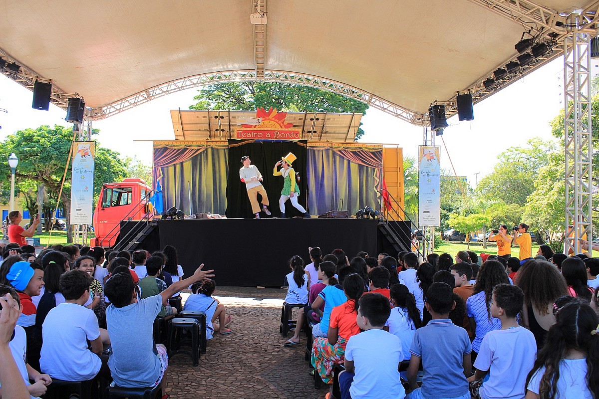 Teatro itinerante reúne centenas de crianças na Concha Acústica