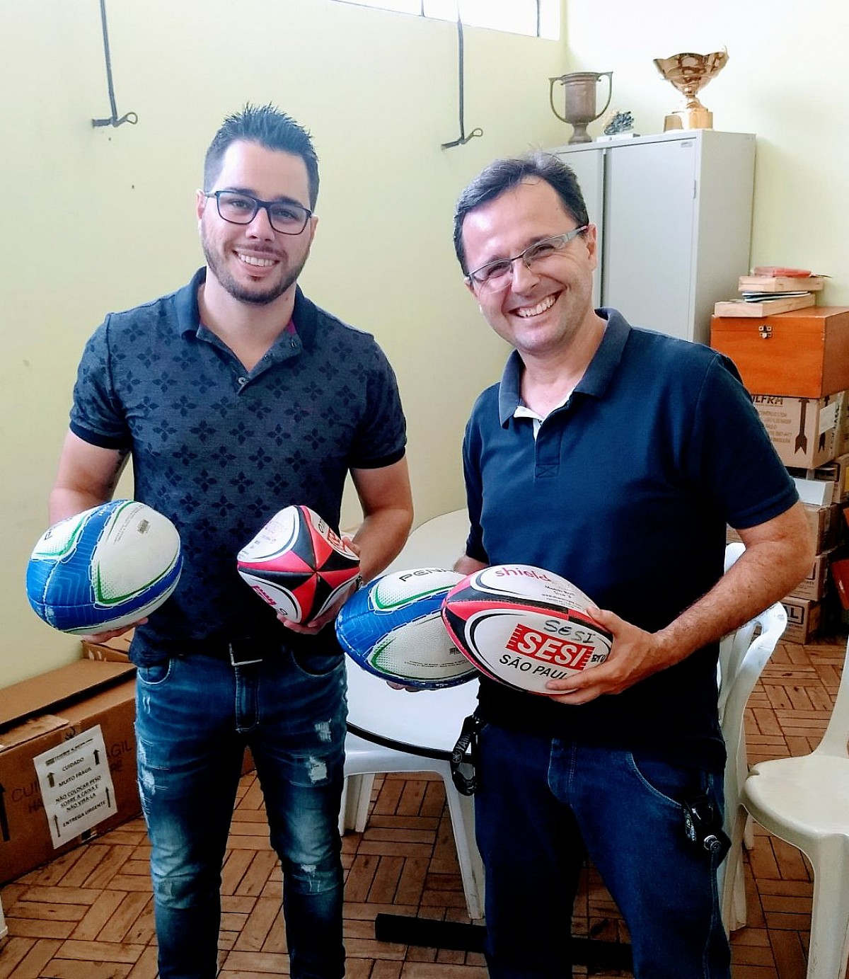 Escola recebe bolas para aulas de futebol americano