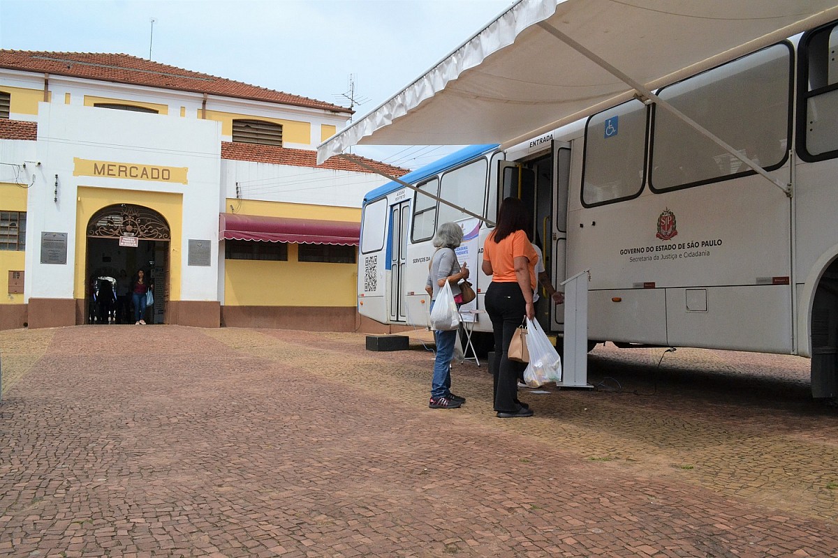 Projeto Cidadania Itinerante inicia atendimento no Largo do Mercado