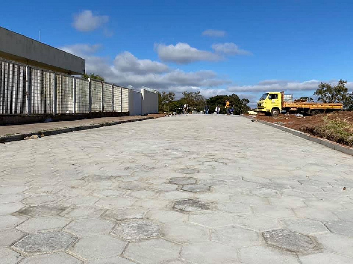 Via próxima à delegacia é pavimentada no Santa Elizabeth