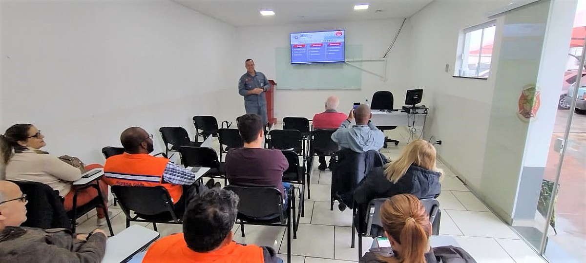 Treinamento contra incêndio reúne proprietários rurais e Defesa Civil