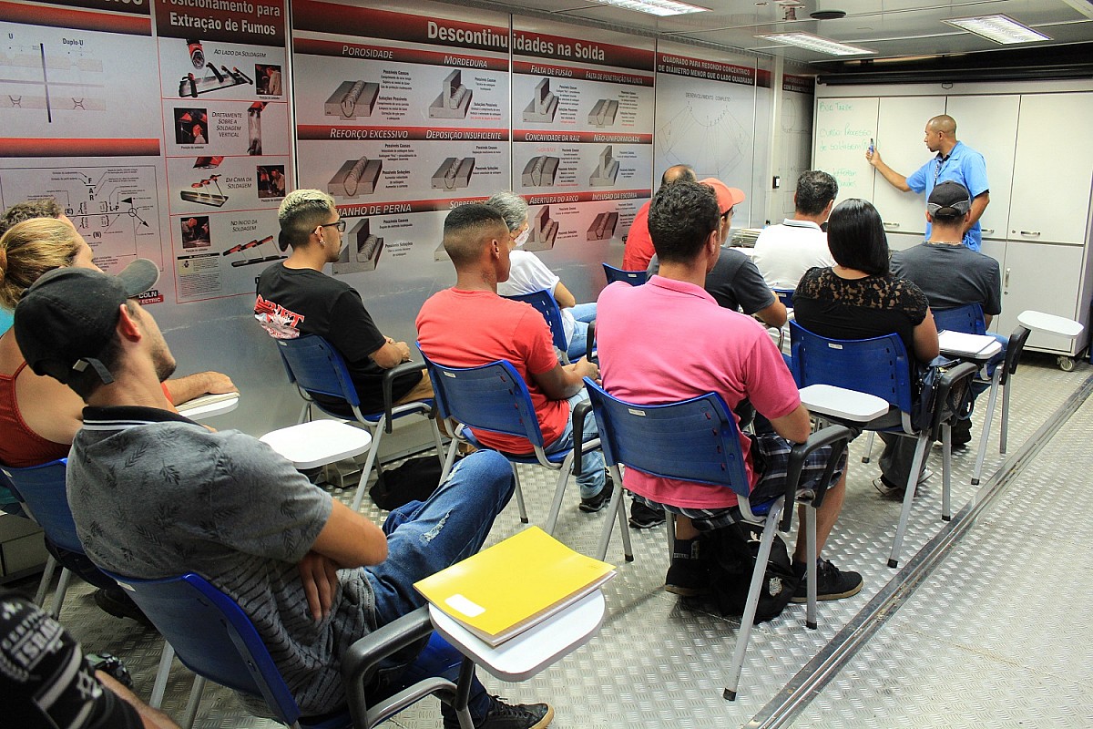 Curso de soldador é iniciado em escola móvel do SENAI