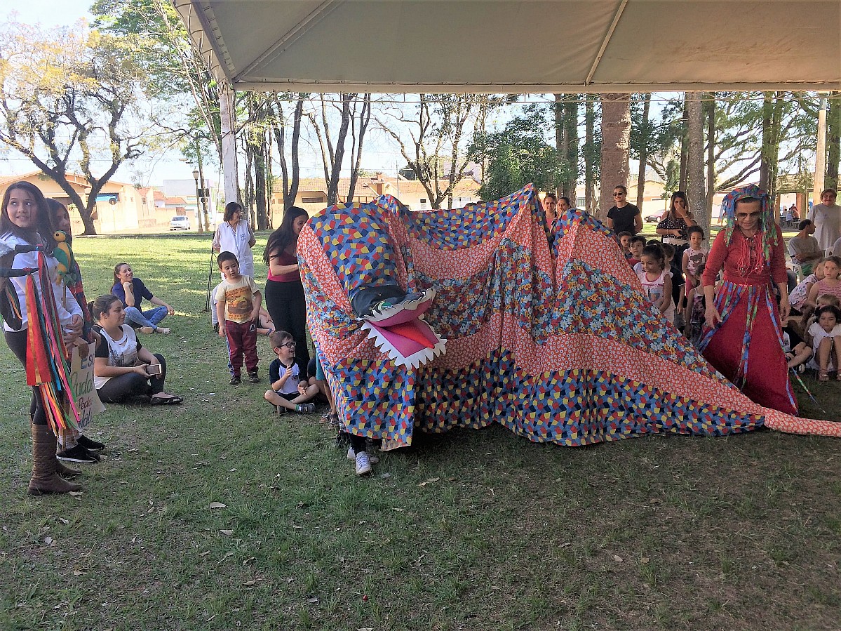 Centenas de alunos vibraram na Quinzena do Folclore