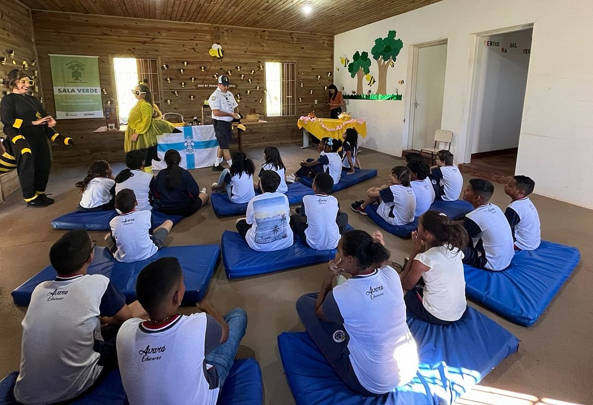 Alunos de escola municipal participam de palestra alusiva ao Dia da Abelha