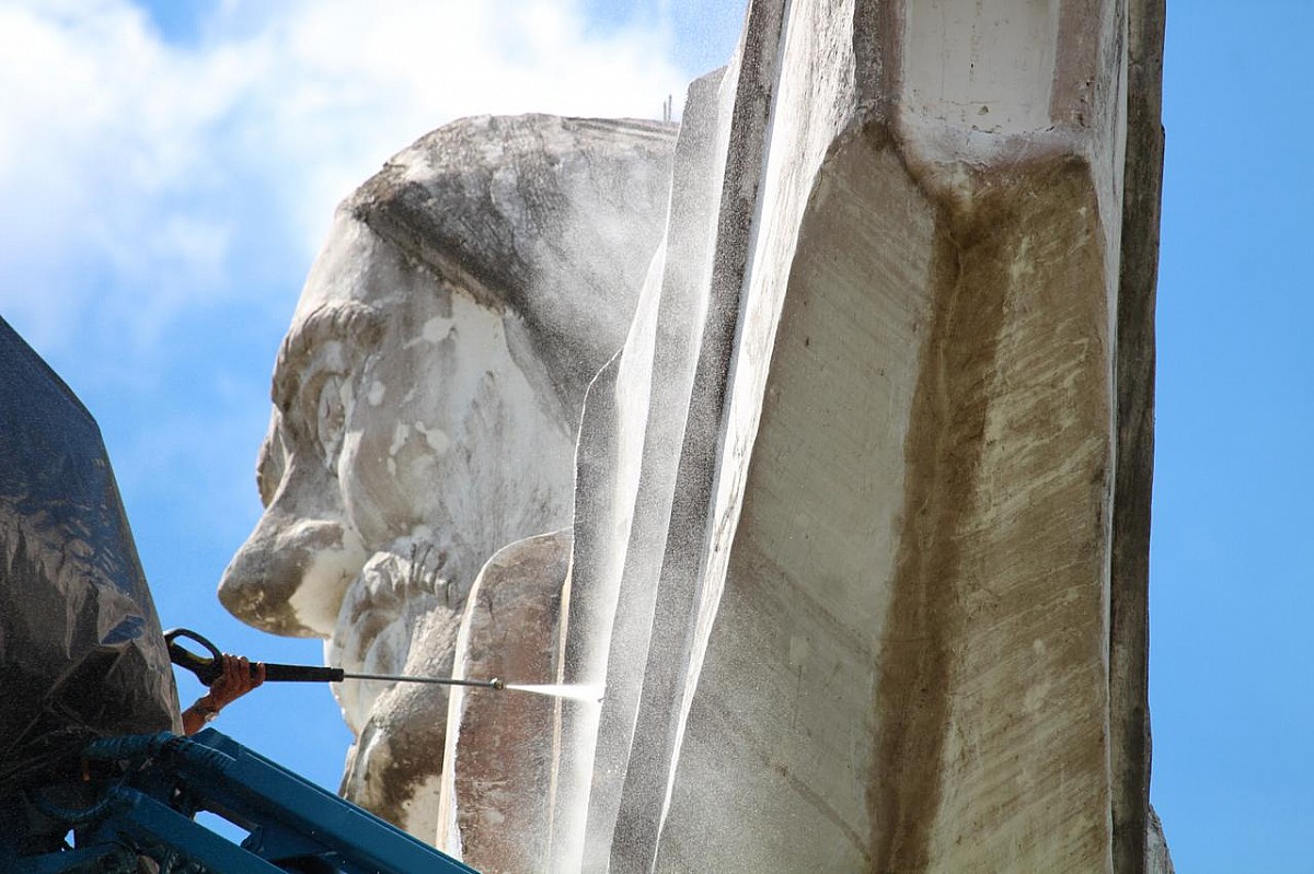 Prefeitura inicia recuperação do Cristo Redentor