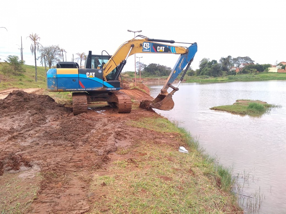 Lago ornamental da Brabância passa por limpeza