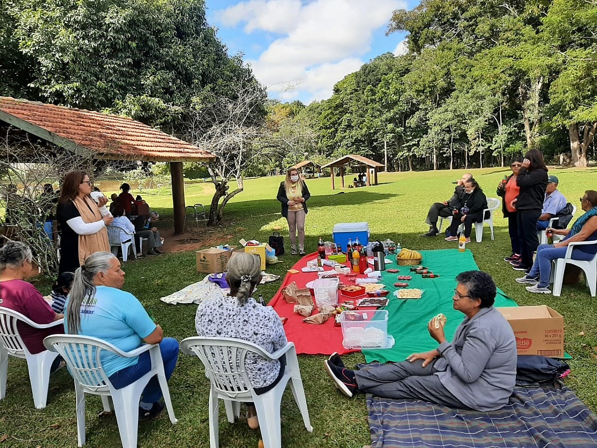 Idosos celebram Dia das Mães com piquenique no Horto