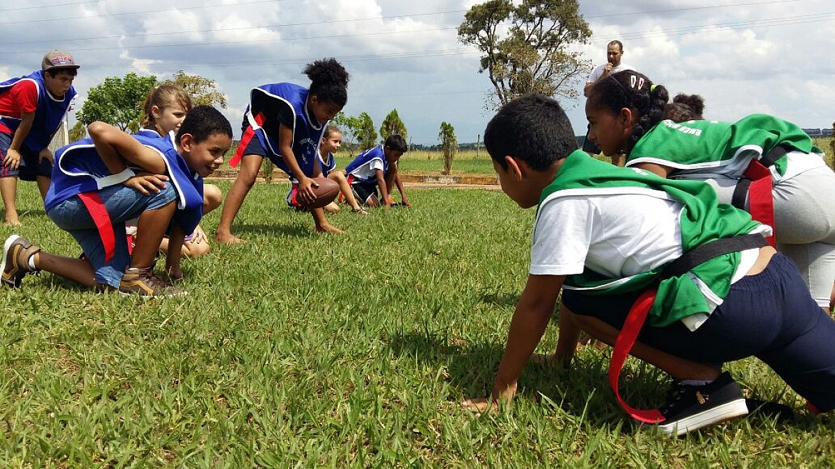 Escola inova com aulas de futebol americano