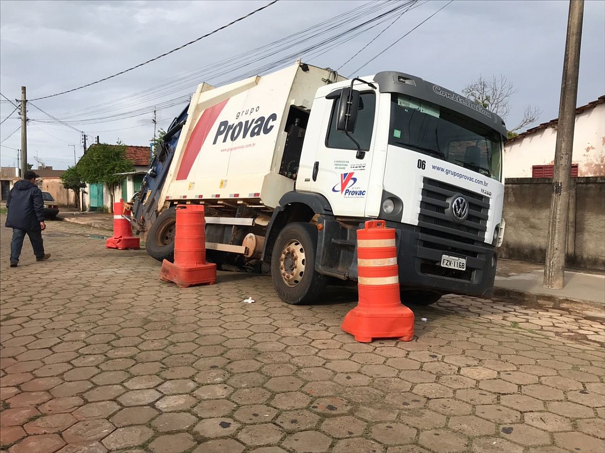 Acidente com caminhão não prejudica coleta de lixo em Avaré
