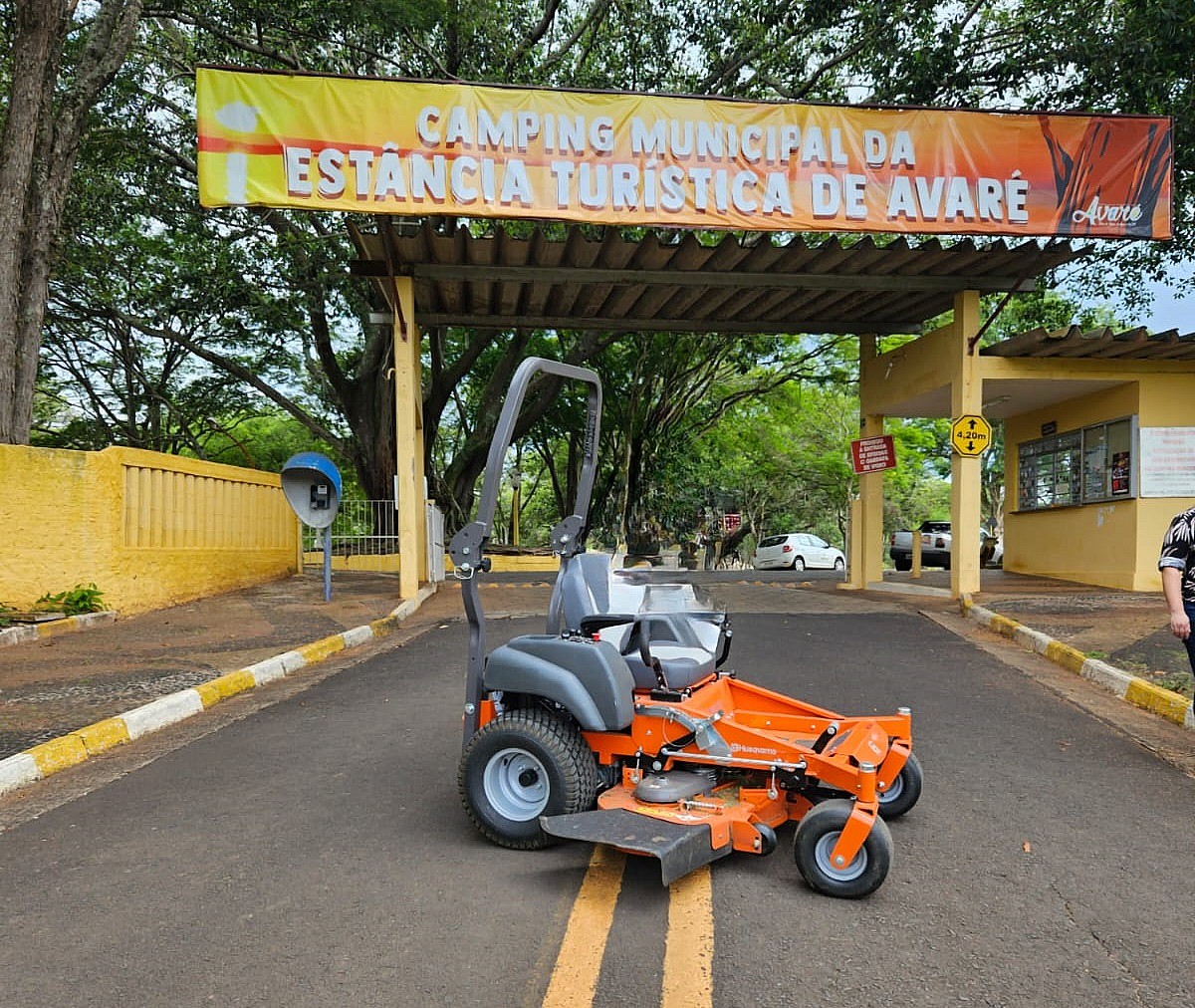 Camping Municipal ganha cortador de grama de última geração