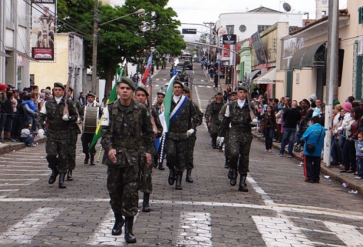 Comemoração do aniversário movimentou ruas da cidade no domingo