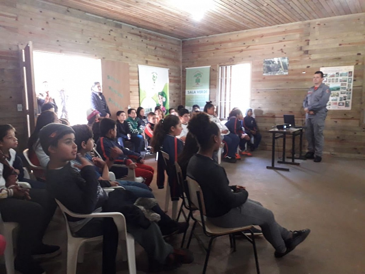 Bombeiros ministram palestra sobre queimadas a alunos de escola municipal