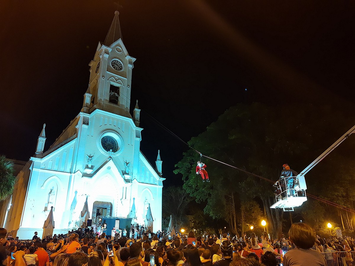 Descida do Papai Noel de tirolesa anuncia chegada do Natal