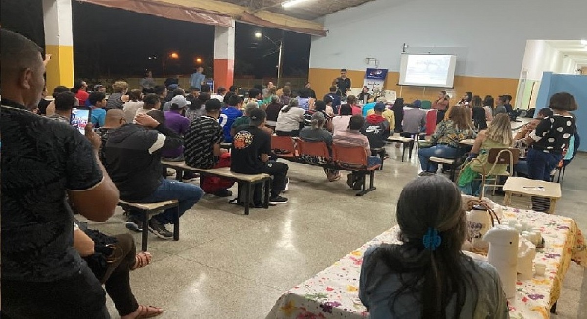 Palestra sobre direitos e deveres do trabalhador é ministrada a alunos do EJA