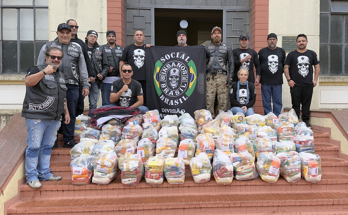 Insanos MC doa cestas básicas para o Fundo Social de Avaré