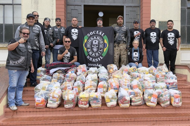 Insanos MC doa cestas básicas para o Fundo Social de Avaré