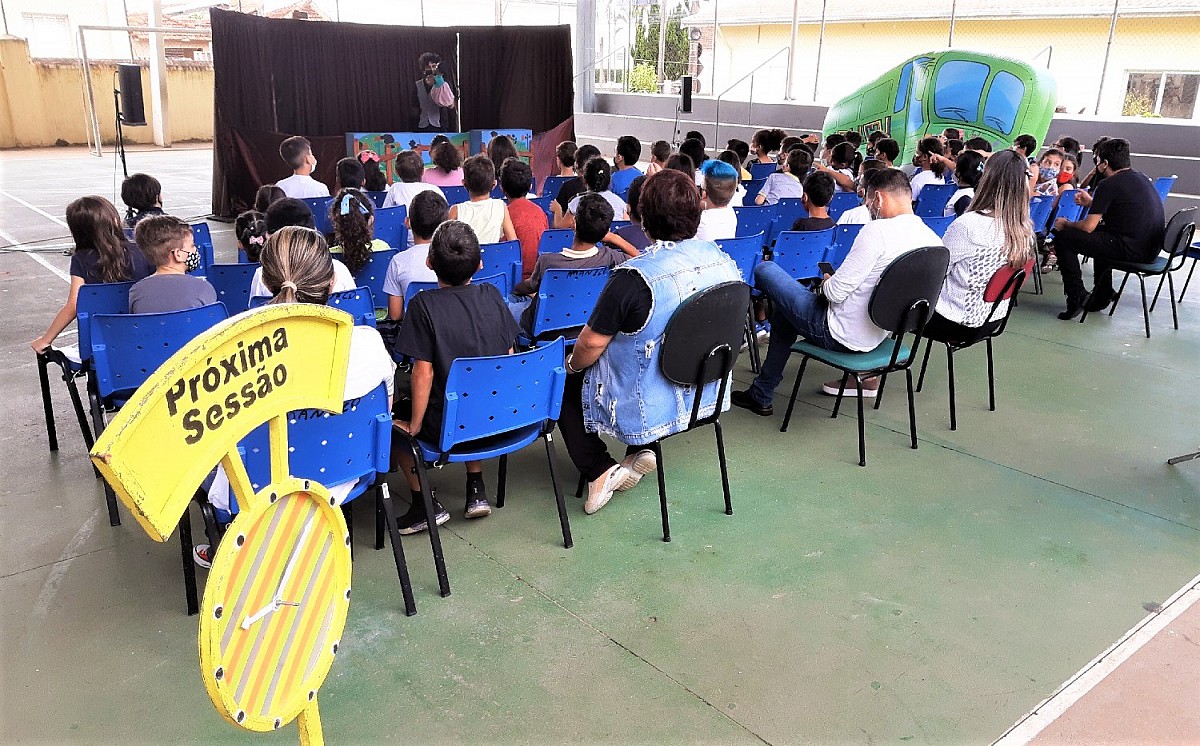 Teatro de bonecos é apresentado a alunos da Rede Municipal de Ensino
