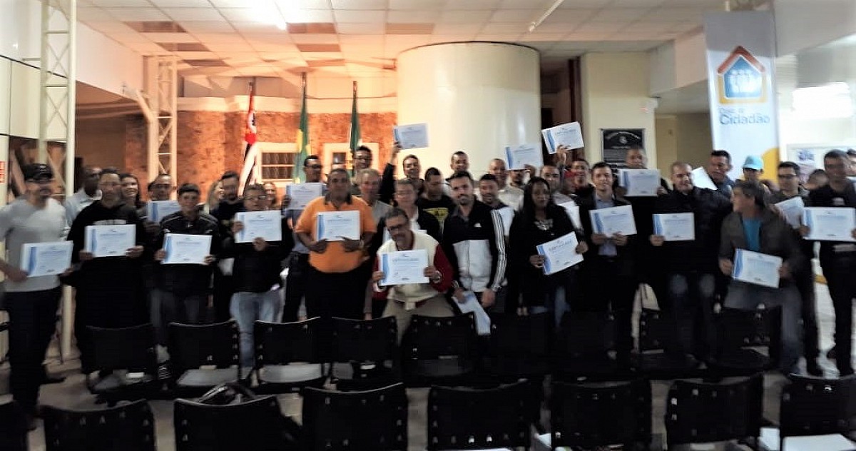 Participantes do curso de soldagem recebem certificado
