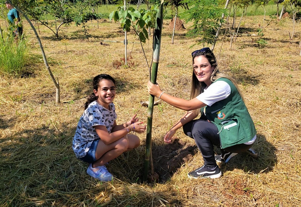 Alunos participam de plantio e visita técnica em ação do Dia Mundial da Água