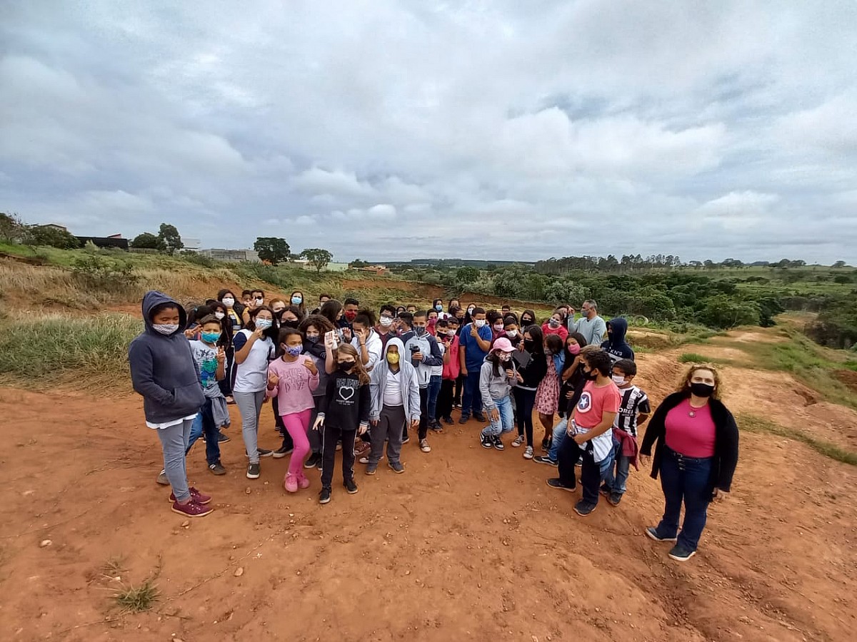 Alunos de escolas municipais plantam árvores em área de recuperação ambiental