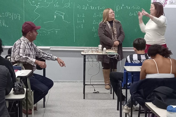 Alunos da EJA participam de aula prática sobre materiais condutores