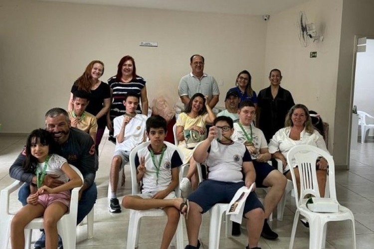 Cordão de girassol é entregue a assistidos da Associação Arco-Íris