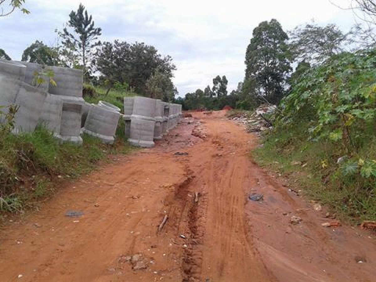 Obras que interliga bairros estão suspensas