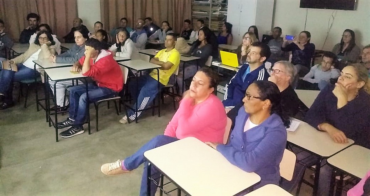 Alunos do EJA assistem palestra sobre a história de Avaré