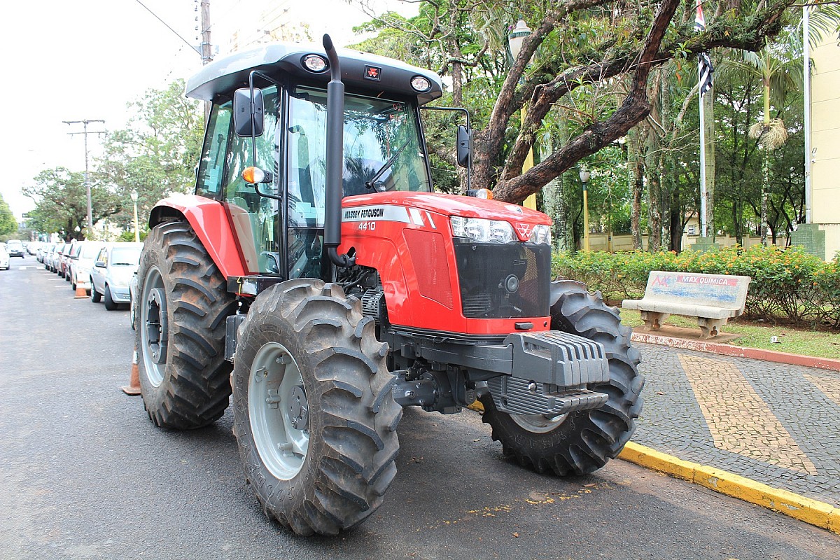 Avaré recebe trator e implementos do Programa Patrulha Rural