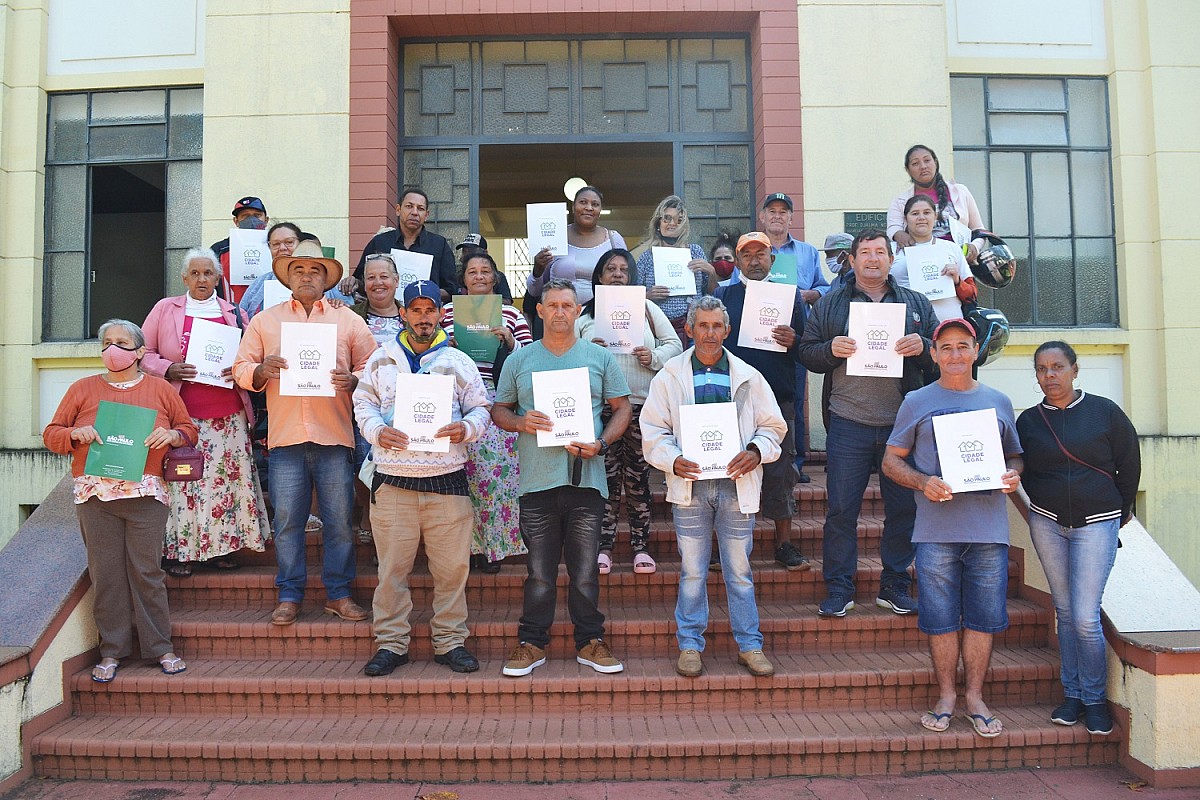 Moradores da Vila Esperança recebem escritura