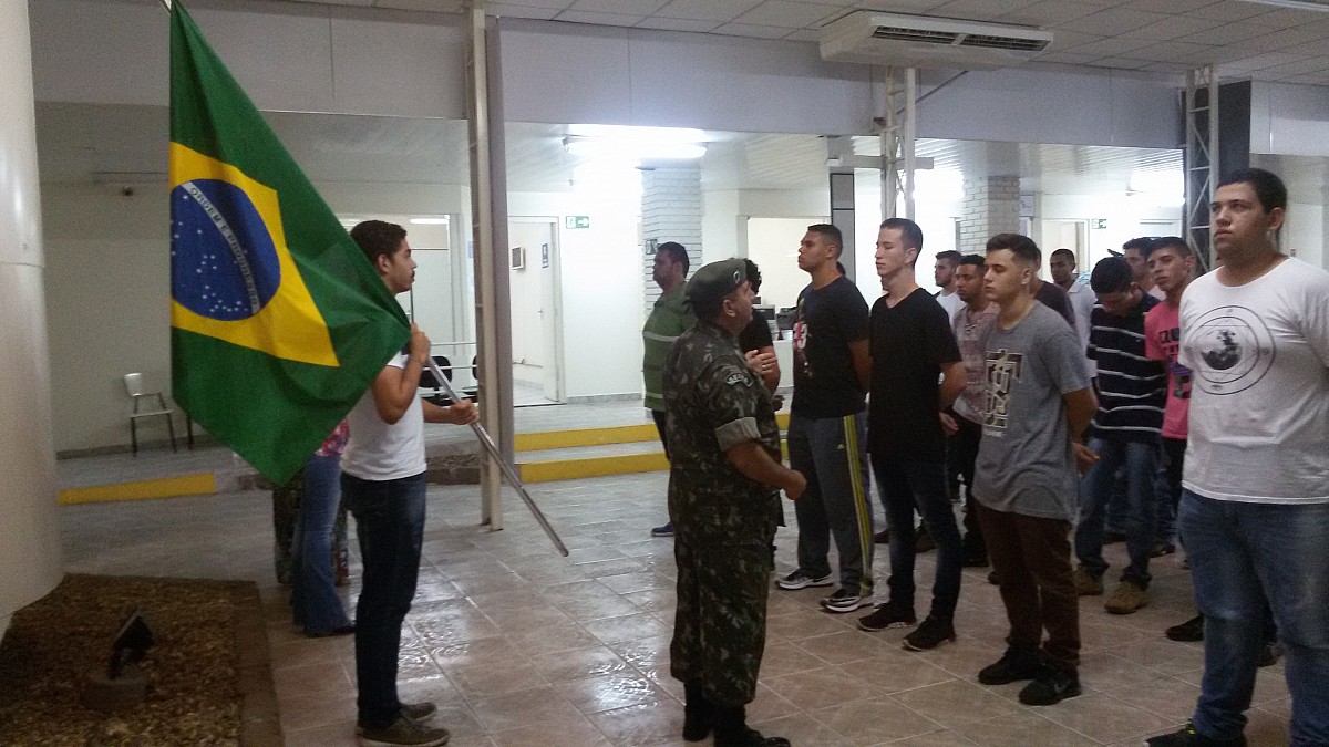 Jovens firmam compromisso com o serviço militar