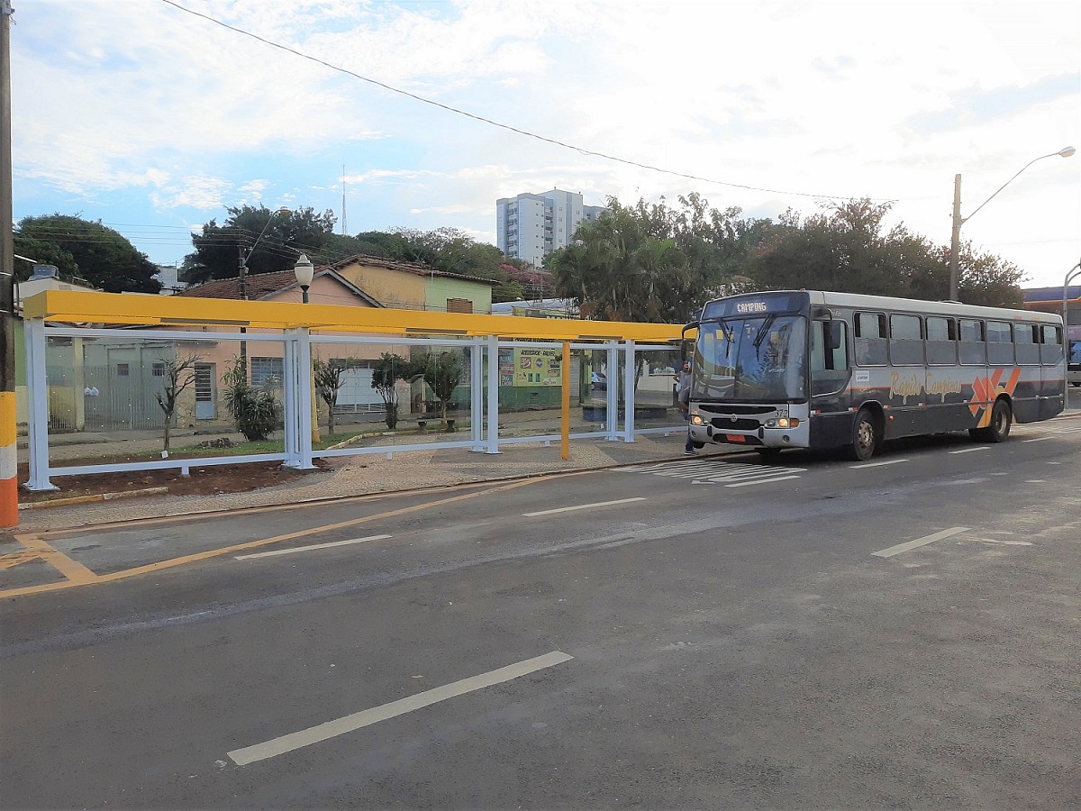 Pontos de ônibus são instalados na Avenida Major Rangel