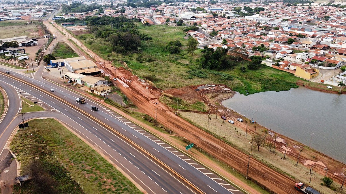 Em obras para pavimentação, Avenida Cunha Bueno recebe galerias pluviais