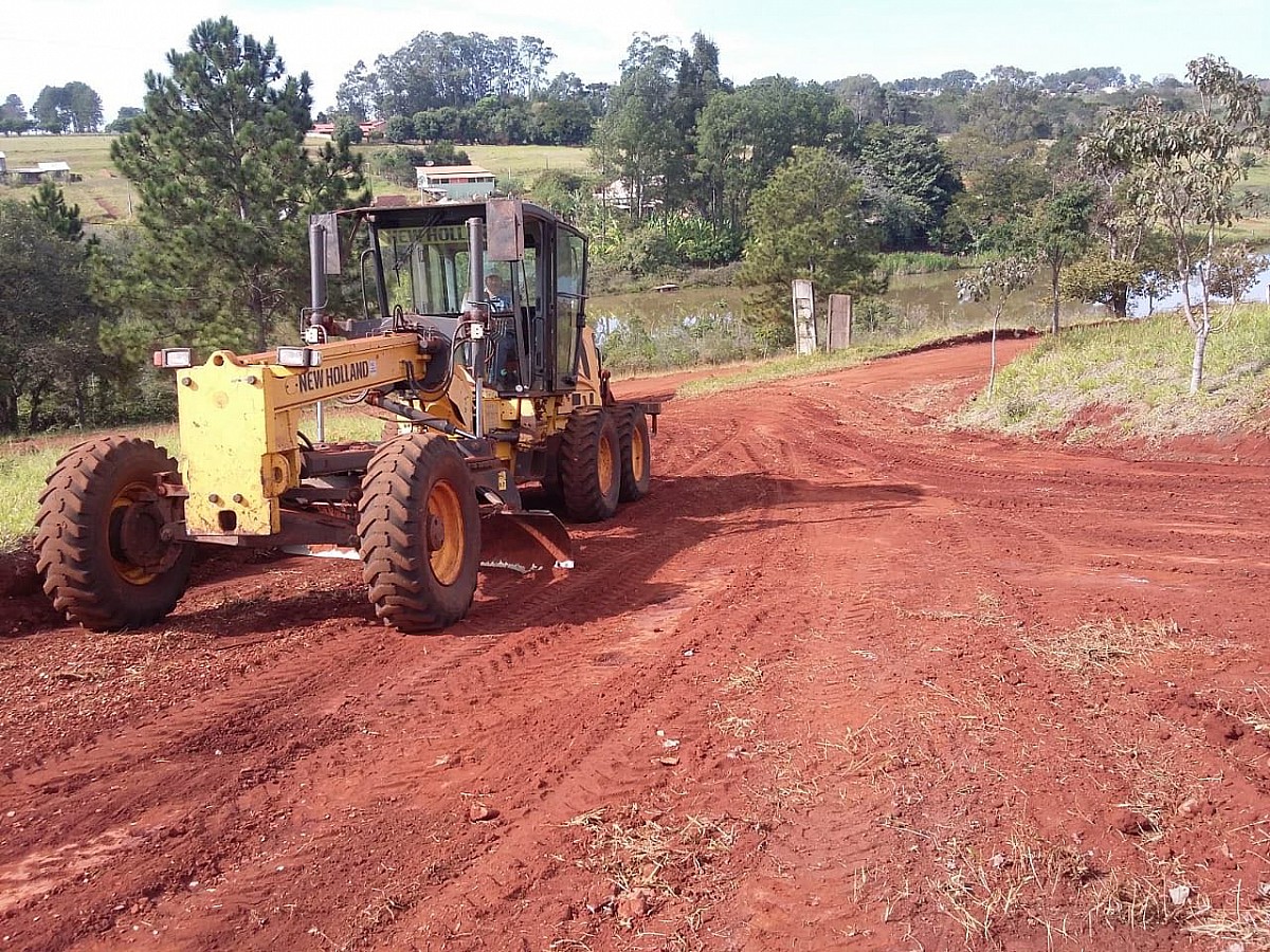 Prefeitura faz manutenção em vários pontos do município