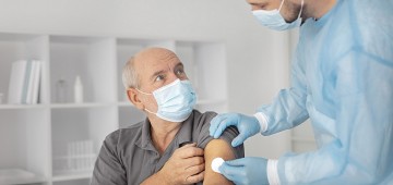 Idosos de 60 anos recebem vacina contra Gripe e Covid