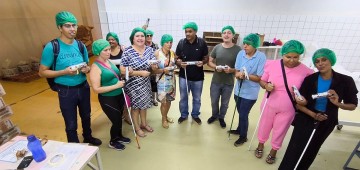 Pessoas com cegueira visitam fábrica de bolacha em Avaré
